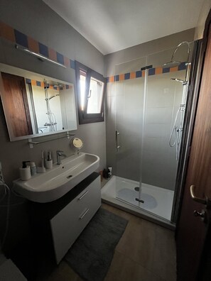 Dusche, Haartrockner, Handtücher, Toilettenpapier