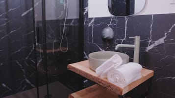 Douche, serviettes fournies, papier toilette