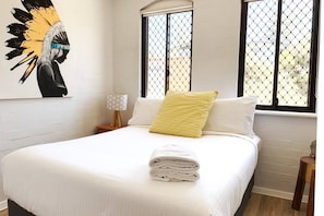 Tabla de planchar con plancha, wifi gratis y ropa de cama