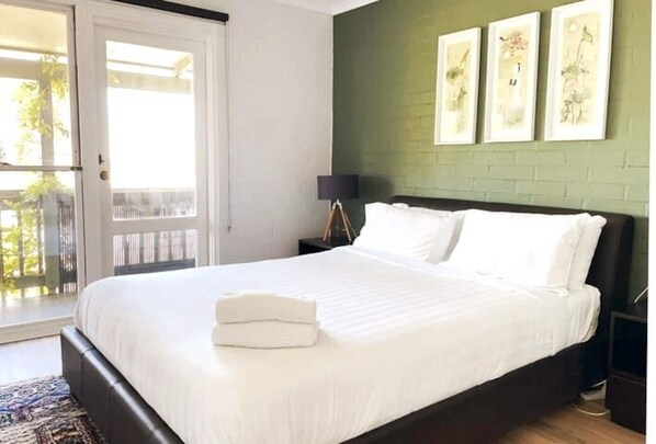 3 bedrooms, iron/ironing board, free WiFi, bed sheets - Walkers paradise close to Fremantle's main attractions and nearby to the beach (Fremantle)