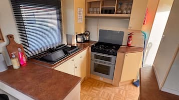 Chalet | Private kitchen | Fridge, oven, stovetop, electric kettle
