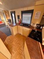 Chalet | Private kitchen | Fridge, microwave, oven, stovetop