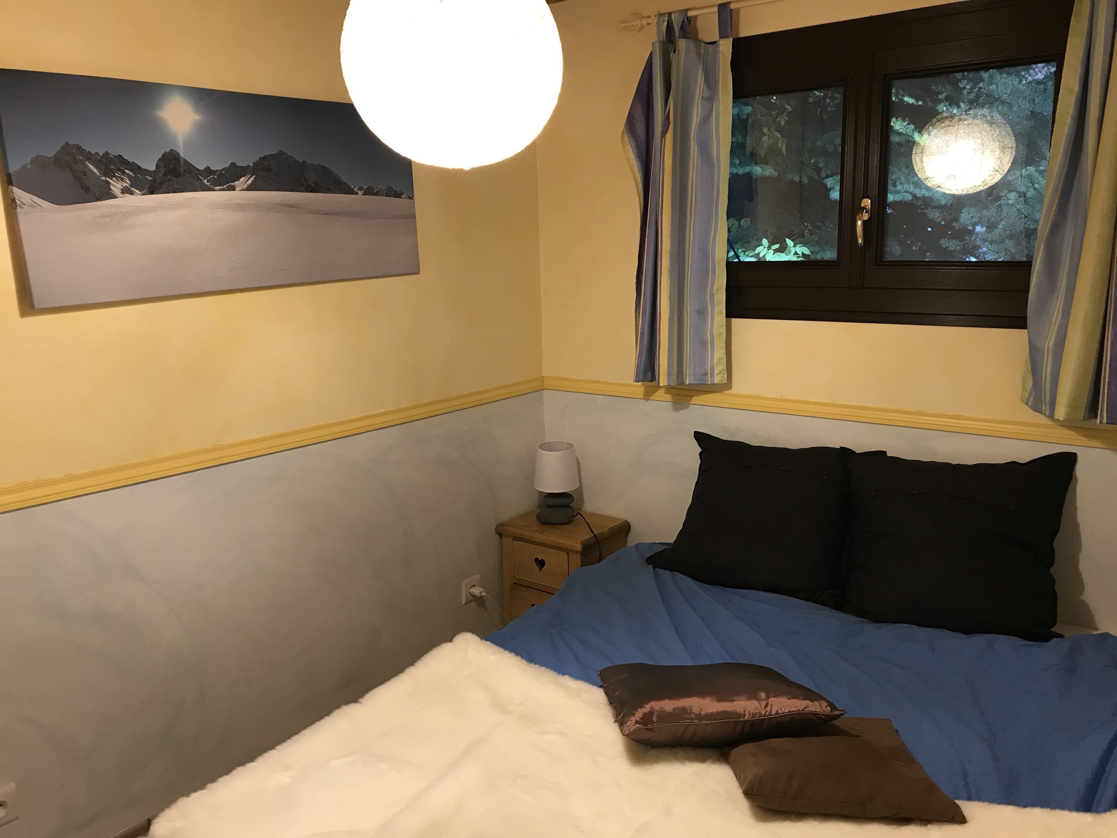 4 bedrooms, iron/ironing board, travel cot