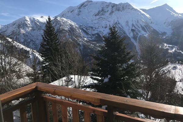Vue panoramique de la salle à manger / balcon