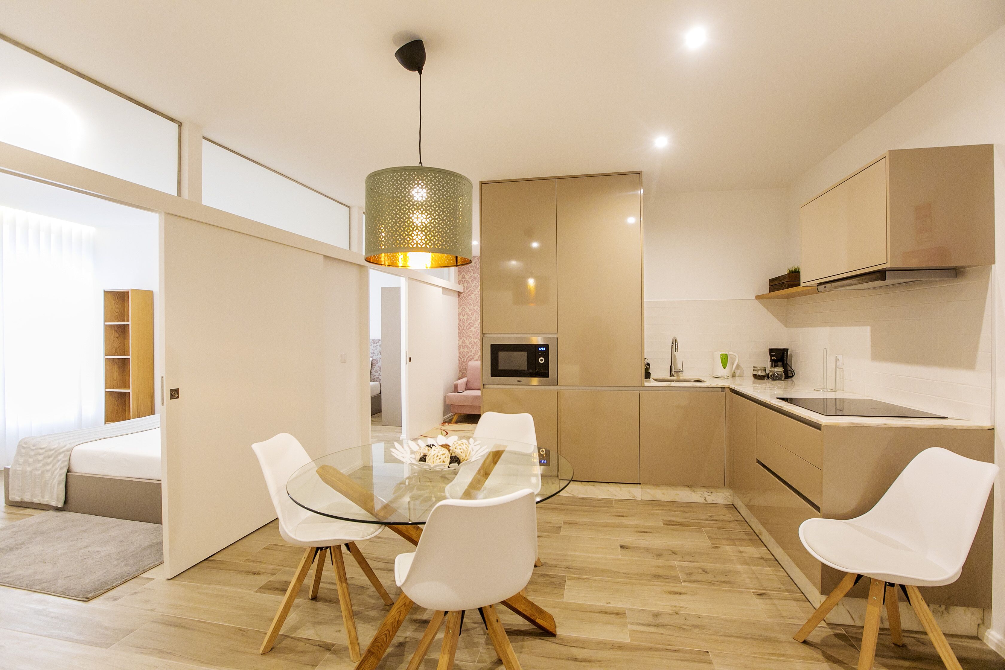 Apartemen Kota | Dapur pribadi | Lemari es kecil, microwave, kompor, dan mesin pembuat kopi/teh