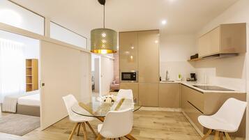 Apartemen Kota | Dapur pribadi | Lemari es kecil, microwave, kompor, dan mesin pembuat kopi/teh