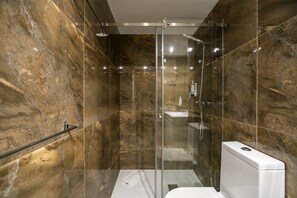 Appartamento | Bagno | Doccia, soffione a pioggia, set di cortesia gratuito, asciugacapelli