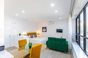 Studio | Living area | Flat-screen TV - Casa de Cristal (Porto)