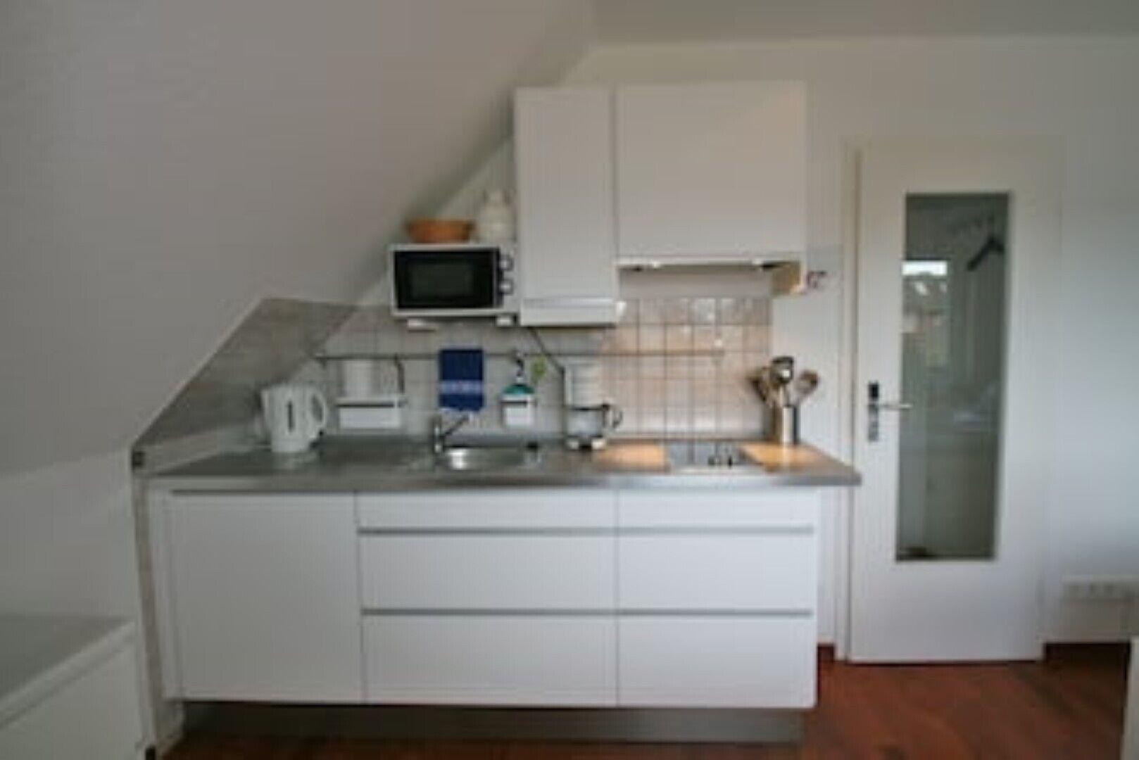 Wasserkocher mit Kaffee-/Teezubehör, Kühlschrank, Mikrowelle