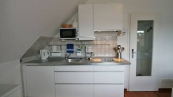 Wasserkocher mit Kaffee-/Teezubehör, Kühlschrank, Mikrowelle