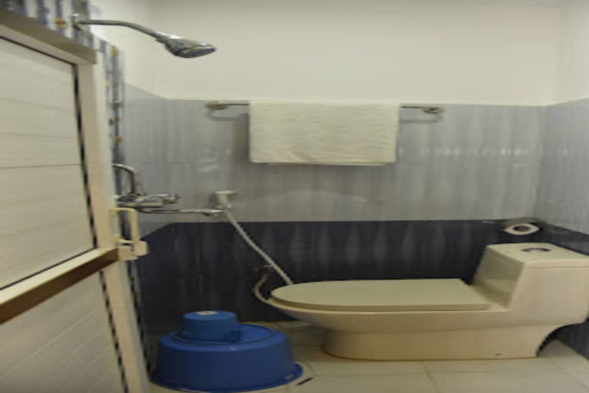 Un baño pequeño con inodoro, lavamanos y ducha.