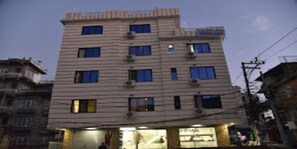 Vista frontal de la propiedad