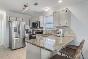 冰箱、微波炉、烤箱、炉灶