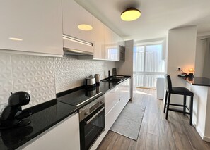 Kühlschrank, Mikrowelle, Ofen, Geschirrspüler