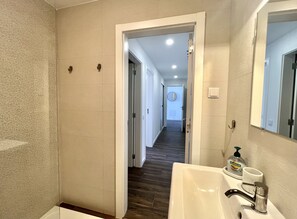 Dusche, Haartrockner, Handtücher