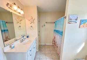 Bathroom - Beach Breeze – Pet-Friendly & Perfect (Surf City)