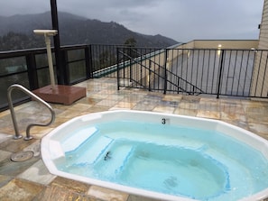 Outdoor spa tub
