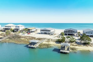 Une propriété située sur la côte, comprenant plusieurs bâtiments, un quai et une plage.