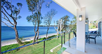 Paradiso Beach House - luxury waterfront property, private retreat, swimming pool, outdoor dining