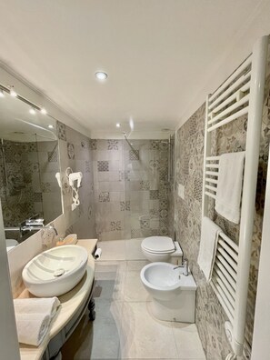 Een douche, een haardroger, badjassen, een bidet