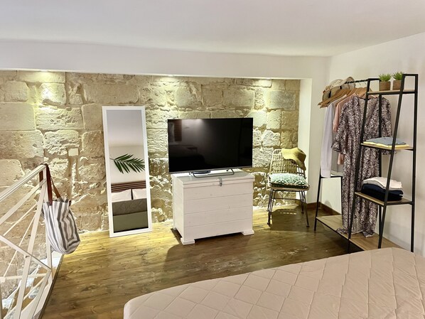 1 slaapkamer, een bureau, een strijkplank/strijkijzer, reisbedje