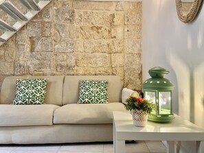 Een smart-tv en boeken