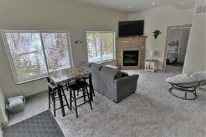 Smart TV, fireplace