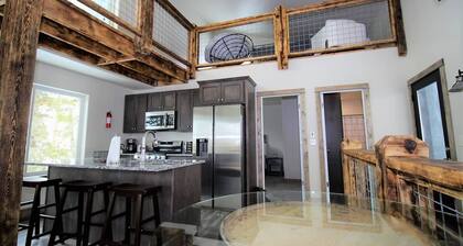 Cozy lodge next to Terry Peak Ski area with Hot Tub!