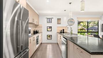 Frigorifero, microonde, forno, piano cottura