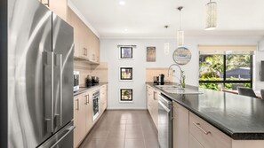 Frigorifero, microonde, forno, piano cottura