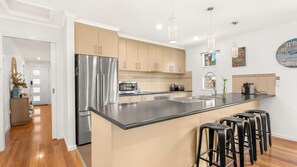 Fridge, microwave, oven, stovetop - Kilcunda Stay with electric car charger (Kilcunda)