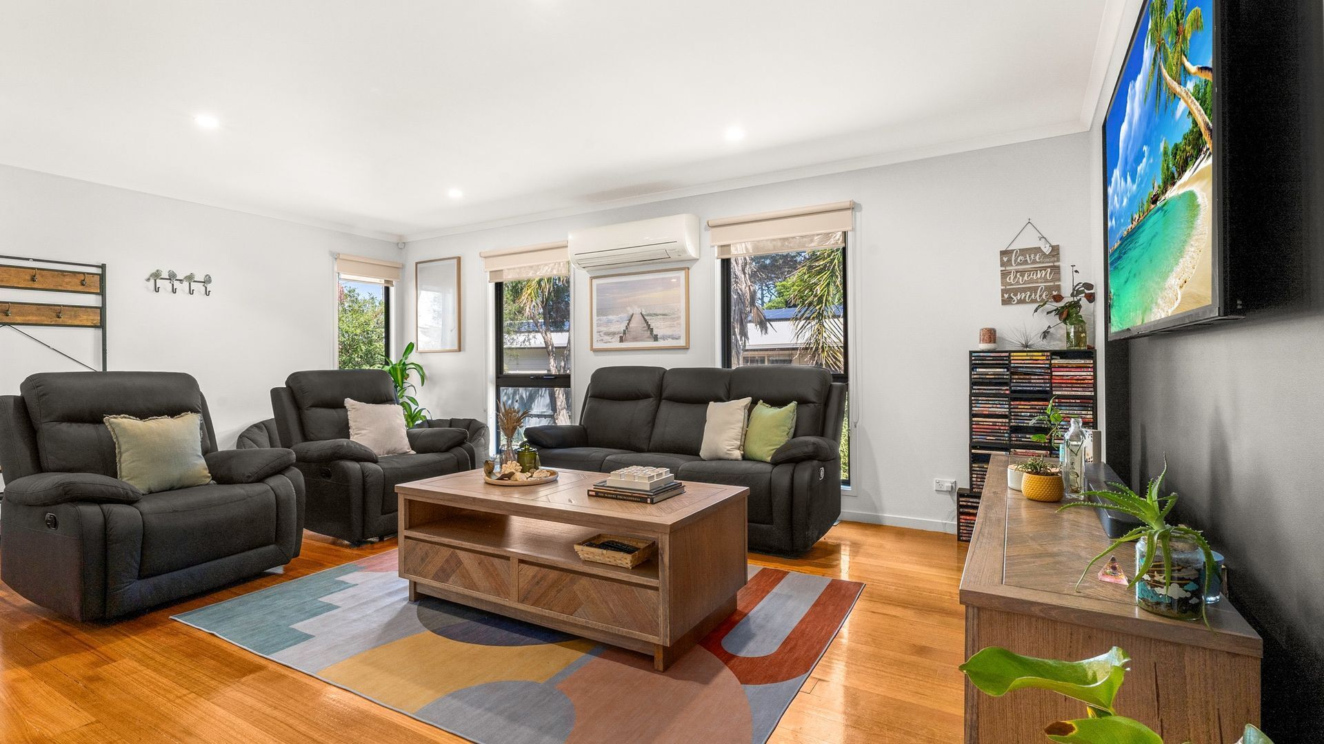 TV, caminetto, lettore DVD, libri