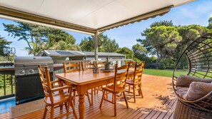 Outdoor dining - Kilcunda Stay with electric car charger (Kilcunda)