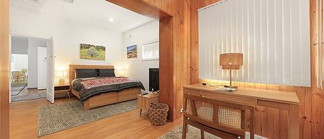 3 bedrooms, desk, iron/ironing board, free WiFi