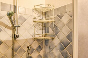 Bruser, hårtørrer, bidet, håndklæder