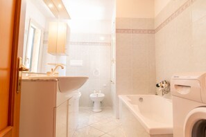 Tina, secadora de cabello, bidet, toallas 