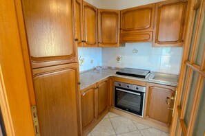 Frigorífico, horno, placa de cocina y utensilios de cocina