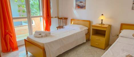 3 bedrooms, bed sheets