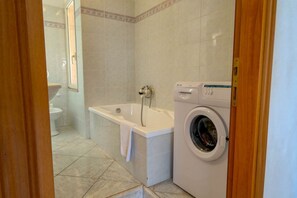 Bañera, secador de pelo, bidé y toallas