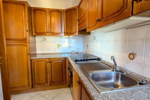 Frigorífico, horno, placa de cocina y utensilios de cocina