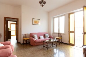 Living area - Apartment Melathu with Wi-Fi (Oliena)