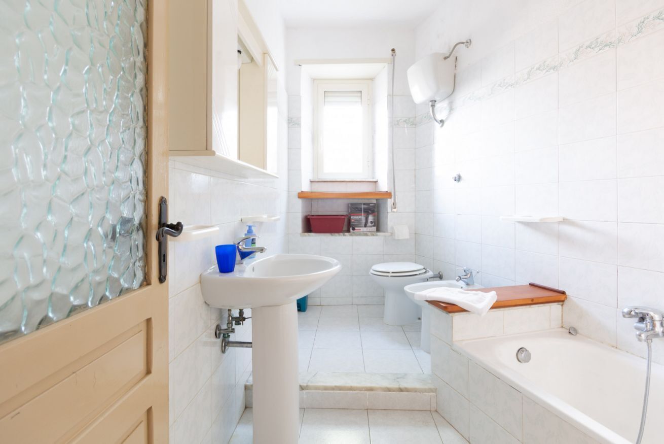 Baignoire, sèche-cheveux, bidet, serviettes fournies