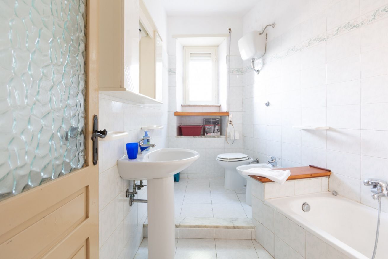 Bathtub, hair dryer, bidet, towels