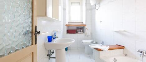 Badewanne, Haartrockner, Bidet, Handtücher
