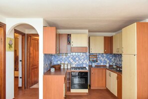 Kühlschrank, Ofen, Herdplatte, Kochgeschirr/Geschirr/Besteck