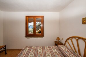 1 bedroom, bed sheets