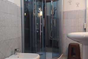 Shower, hair dryer, bidet - Affitti Brevi Mamoiada Centro - Quintuple room (Mamoiada)