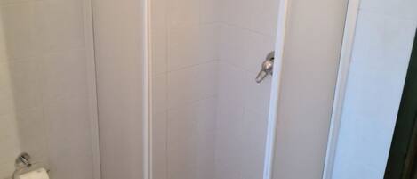 Dusche, Haartrockner, Bidet, Handtücher