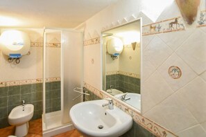 Dusche, Haartrockner, Bidet, Handtücher