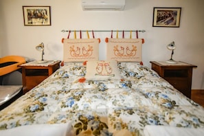 2 bedrooms, desk, iron/ironing board, bed sheets - Villa Cusidore with large garden (Oliena)